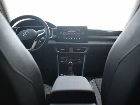 Used 2025 Volkswagen Taos SE w/ Taos MDO Package FWD image 11