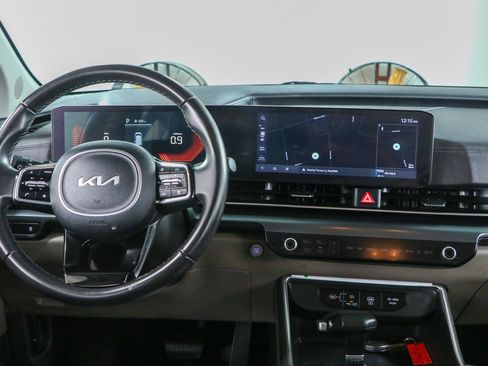 Used 2025 Kia Carnival FWD image 17
