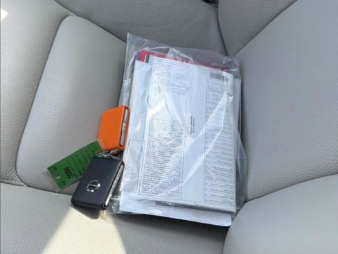 Used 2023 Volvo XC60 T8 Plus image 13