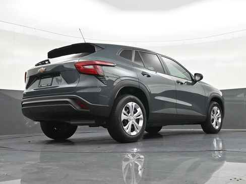 Used 2025 Chevrolet Trax LS FWD image 28