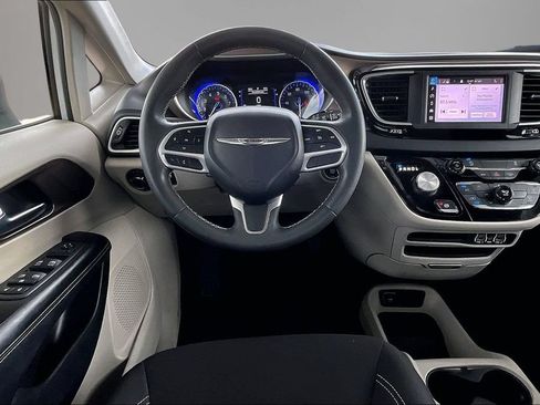 Used 2022 Chrysler Voyager LX FWD image 8