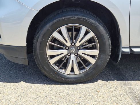 Used 2017 Nissan Pathfinder SV AWD/4WD image 13