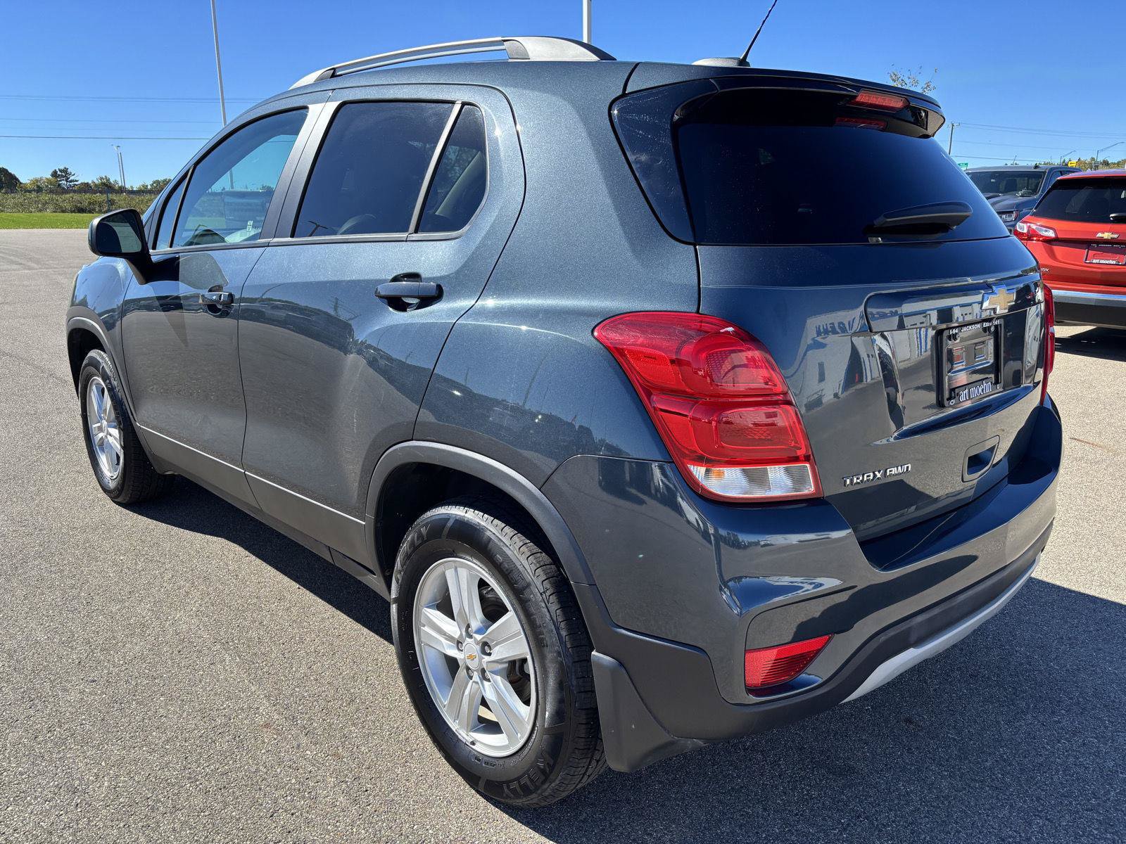 Used 2021 Chevrolet Trax LT w/ Premium Seat Package AWD/4WD image 3