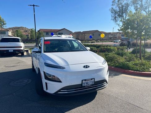 Used 2023 Hyundai Kona SE w/ Cargo Package image 2