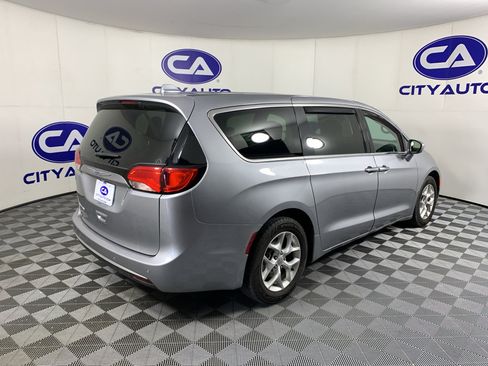 Used 2020 Chrysler Pacifica Touring w/ Tire & Wheel Group FWD image 3
