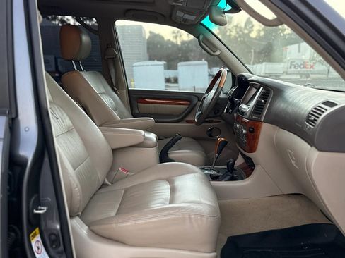 Used 2004 Lexus LX 470 4WD w/ Preferred Accessory Pkg image 32