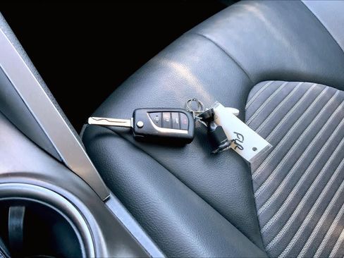 Used 2022 Toyota Camry SE image 13