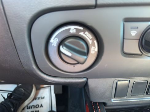 Used 2025 Nissan Frontier PRO-4X image 25