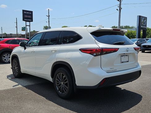 Used 2020 Toyota Highlander L AWD/4WD image 4