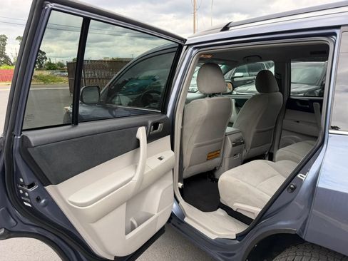 Used 2012 Toyota Highlander FWD w/ Tech Pkg image 10