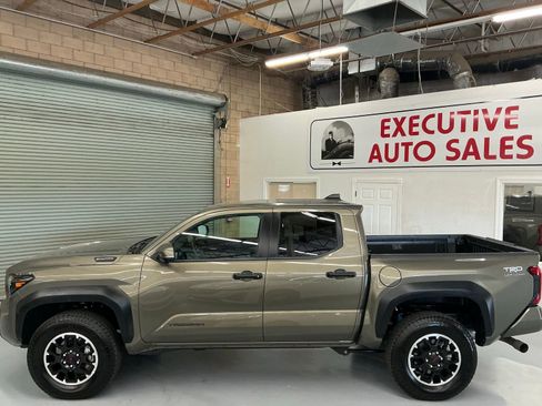 Used 2025 Toyota Tacoma TRD Off-Road w/ TRD Off Road Premium Package image 8