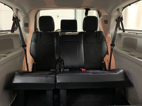Used 2014 Chrysler Town & Country Touring-L image 20