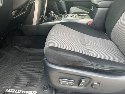 Used 2018 Toyota 4Runner SR5 AWD/4WD image 12