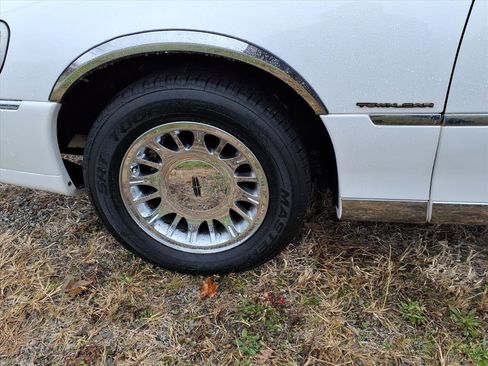 Used 2001 Lincoln Town Car Cartier image 4