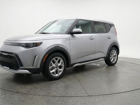 Used 2025 Kia Soul LX w/ LX Technology Package image 3