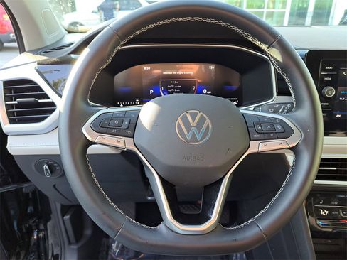 Certified 2025 Volkswagen Taos SE w/ Panoramic Sunroof Package image 18