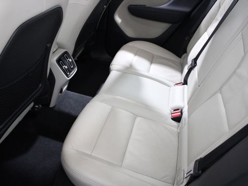Used 2022 Volvo XC40 T4 Momentum FWD image 22