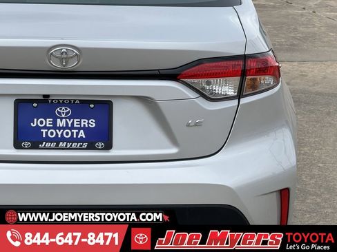 Used 2025 Toyota Corolla LE image 9