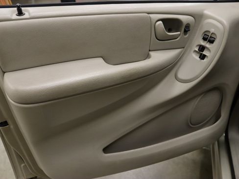 Used 2007 Dodge Caravan SXT w/ Popular Equipment Group I FWD image 8
