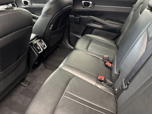 Used 2024 Kia Sorento S image 11