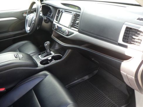 Used 2019 Toyota Highlander XLE image 17