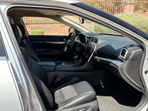 Used 2019 Nissan Maxima 3.5 SV w/ Floor Mat Group FWD image 11