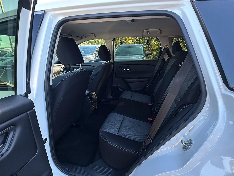 Certified 2025 Nissan Rogue SV AWD/4WD image 17