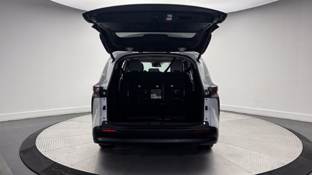 Certified 2026 Toyota Sienna LE FWD image 38