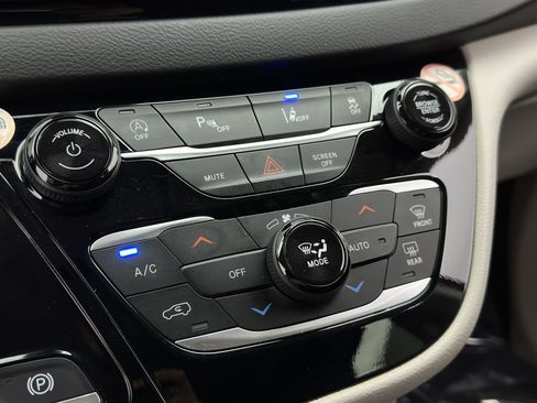 Used 2023 Chrysler Pacifica Touring-L FWD image 19