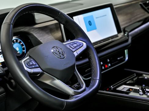 Used 2025 Volkswagen Atlas SEL Premium R-Line AWD/4WD image 17