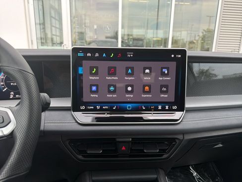 Certified 2025 Volkswagen Tiguan SE R-Line AWD/4WD image 19