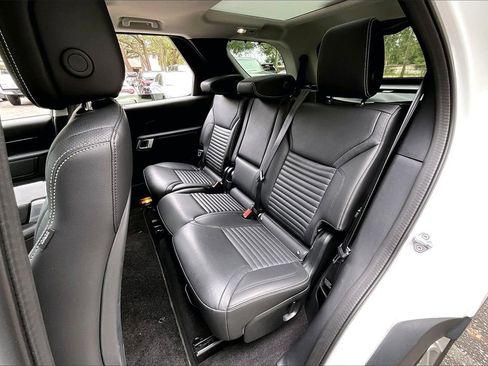 Used 2024 Land Rover Discovery S image 19