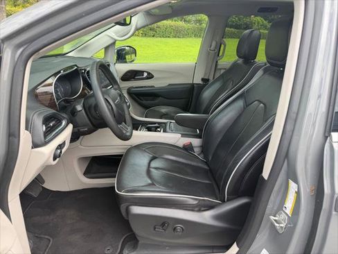 Used 2023 Chrysler Pacifica Limited FWD image 22