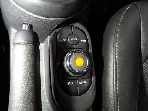 Used 2022 MINI Cooper 2-Door Hardtop image 9