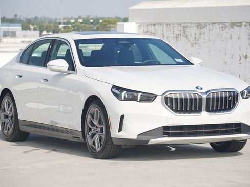 Used 2026 BMW i5 eDrive40 image 3