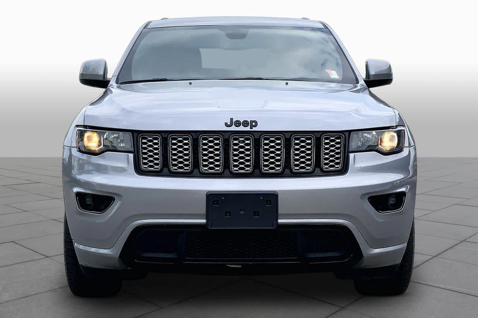 Used 2018 Jeep Grand Cherokee Altitude RWD image 4
