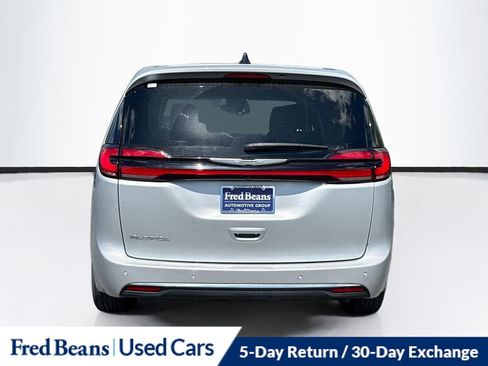 Used 2024 Chrysler Pacifica Touring-L FWD image 8