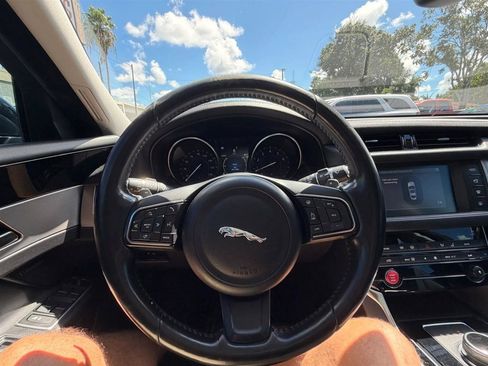 Used 2018 Jaguar XF Premium RWD image 43