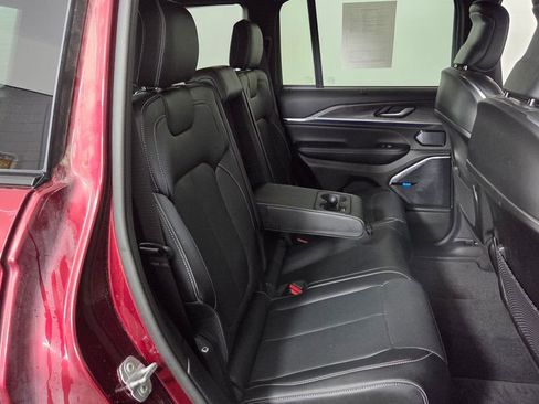 Used 2022 Jeep Grand Cherokee Overland w/ Luxury Tech Group IV image 35