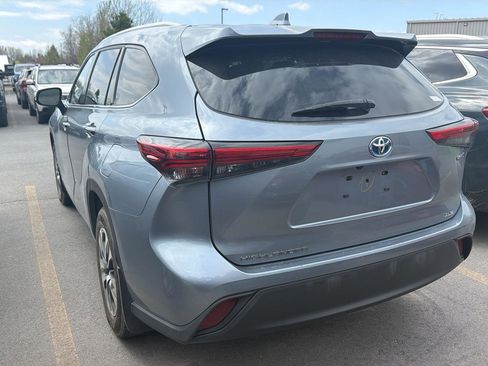 Used 2022 Toyota Highlander XLE AWD/4WD image 9