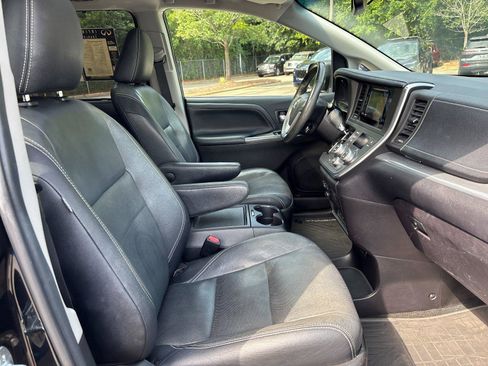 Used 2016 Toyota Sienna SE Premium FWD image 38
