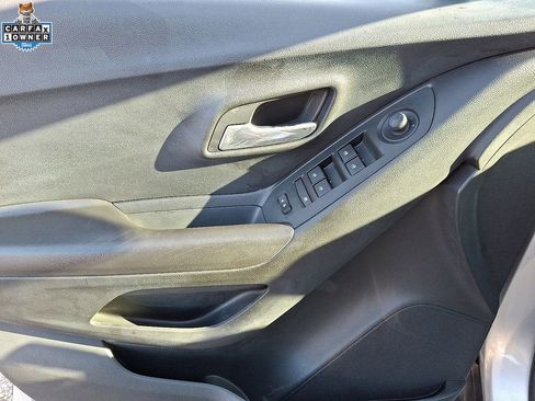Used 2020 Chevrolet Trax LT w/ LT Convenience Package image 12
