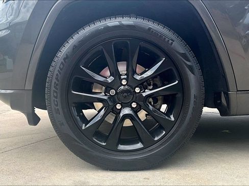 Used 2021 Jeep Grand Cherokee Laredo X RWD image 11