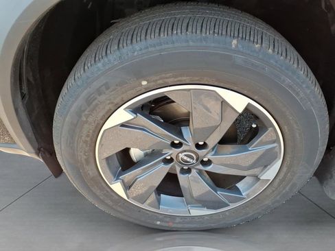 Used 2025 Nissan Rogue SV FWD image 9