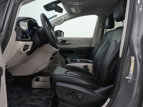 Used 2023 Chrysler Pacifica Touring-L w/ Road Tripper Package image 22