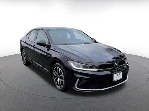 Used 2025 Volkswagen Jetta SE image 3