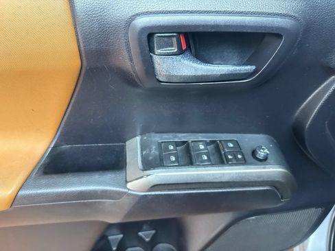 Used 2020 Toyota Tacoma SR5 AWD/4WD image 20