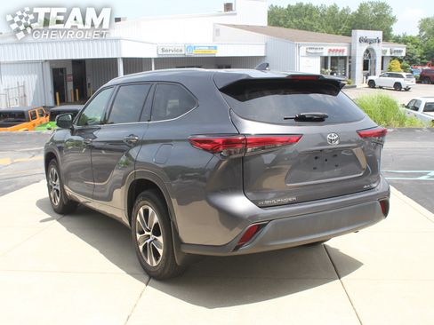 Used 2022 Toyota Highlander XLE AWD/4WD image 6