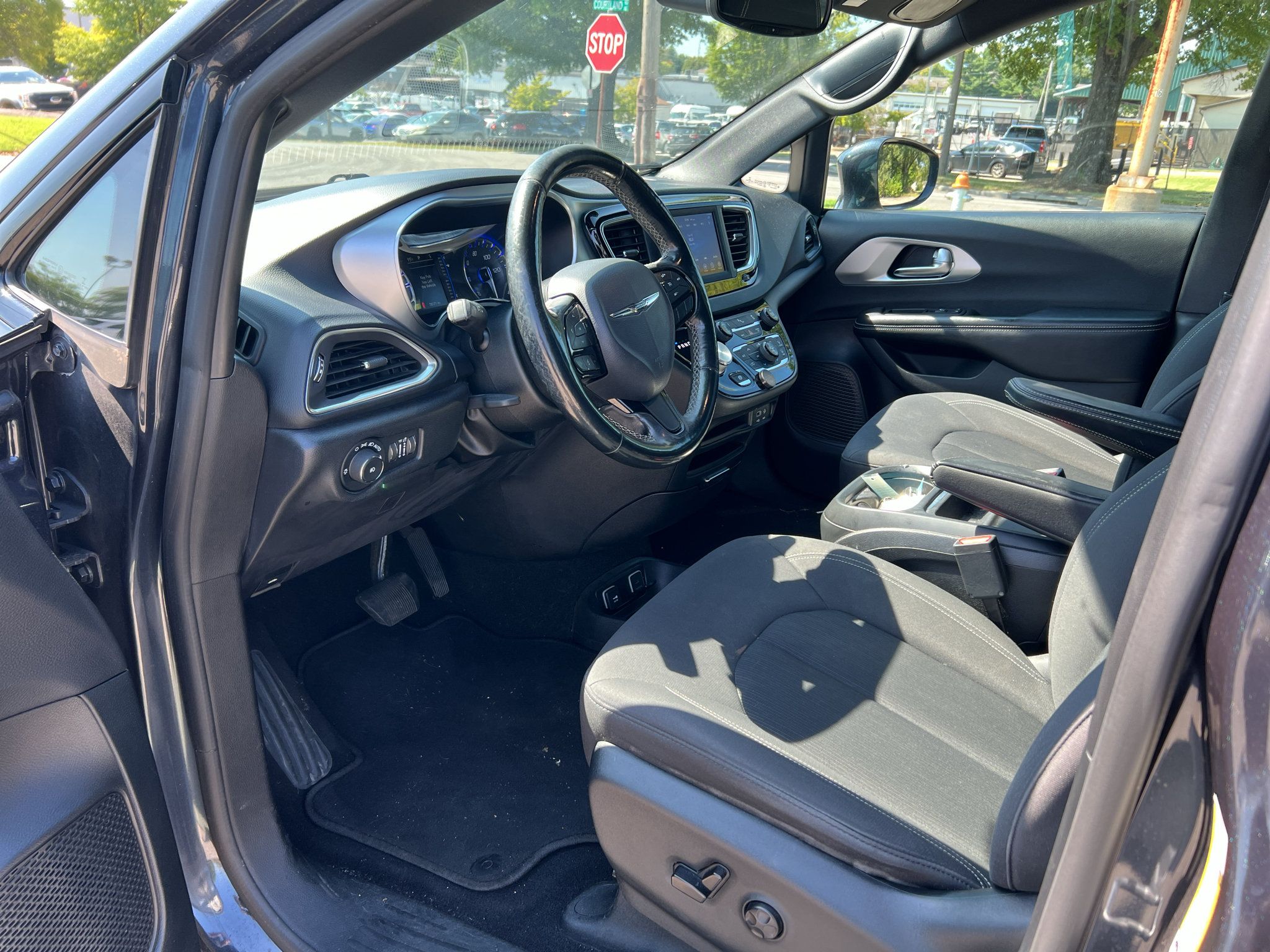 Used 2019 Chrysler Pacifica Touring Plus w/ S Appearance Package FWD image 9