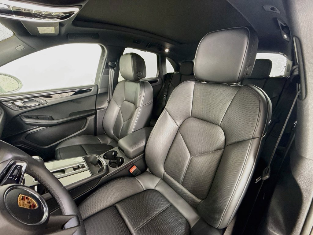 Certified 2026 Porsche Macan AWD/4WD image 5